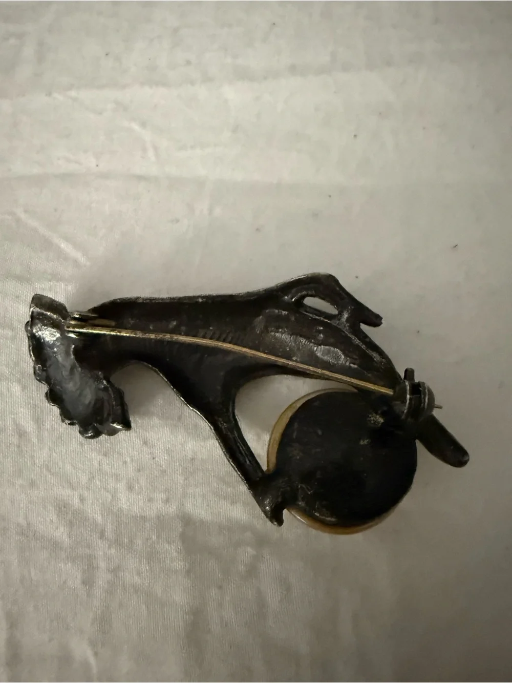 Stunning Silver-Tone vintage Hand Brooch with Cream Faux Pearl and Rhinestones